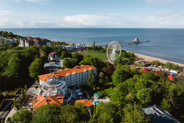 A-ROSA Strandidyll Heringsdorf Das A-ROSA Strandidyll Heringsdorf neben einem Riesenrad und der Ostsee dahinter.