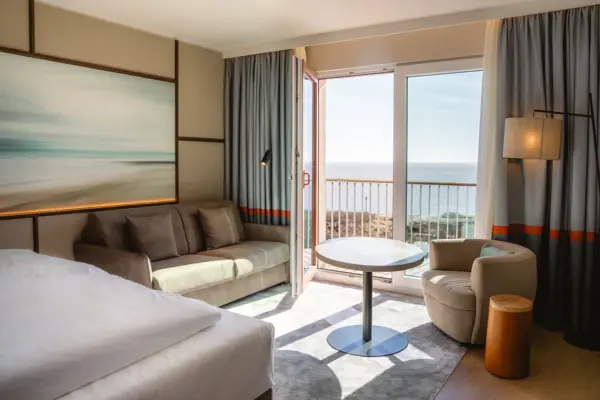 Hotelzimmer im A-ROSA Sylt Ein modernes Hotelzimmer im A-ROSA Sylt mit Meerblick.