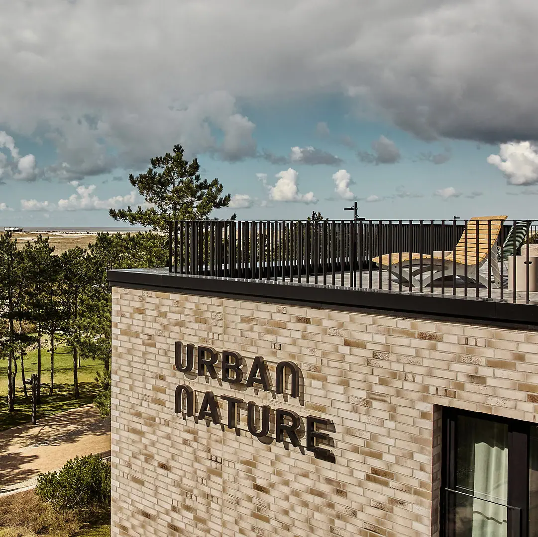 Urban Nature Hotel St. Peter-Ording mit einer Terrasse und Meerblick.