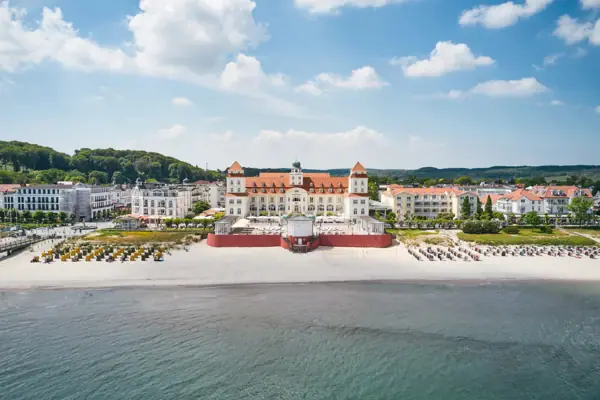 A-ROSA Kurhaus Binz Das A-ROSA Kurhaus Binz direkt am Strand der Ostsee mit weißem Strand auf Rügen.
