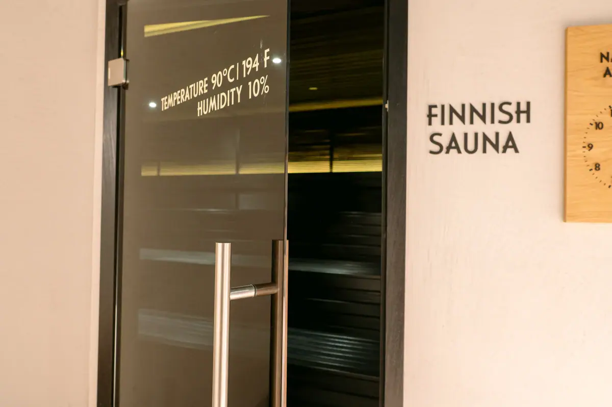 Finnische Sauna SPA-ROSA Gardasee Glastür mit einem Schild darauf