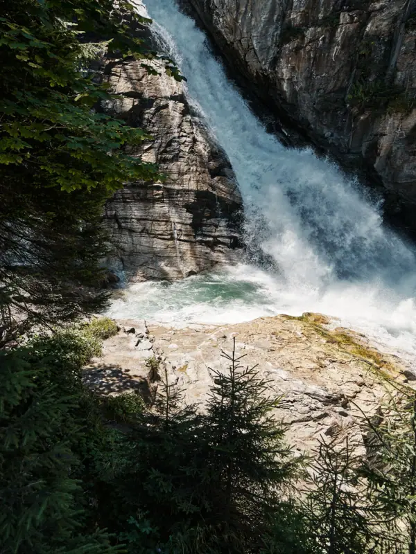 Natur in Bad Gastein Ein Wasserfall in einem Wald.