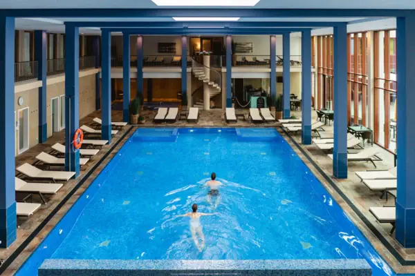 A-ROSA Travemünde Zwei Personen schwimmen in einem Swimmingpool.