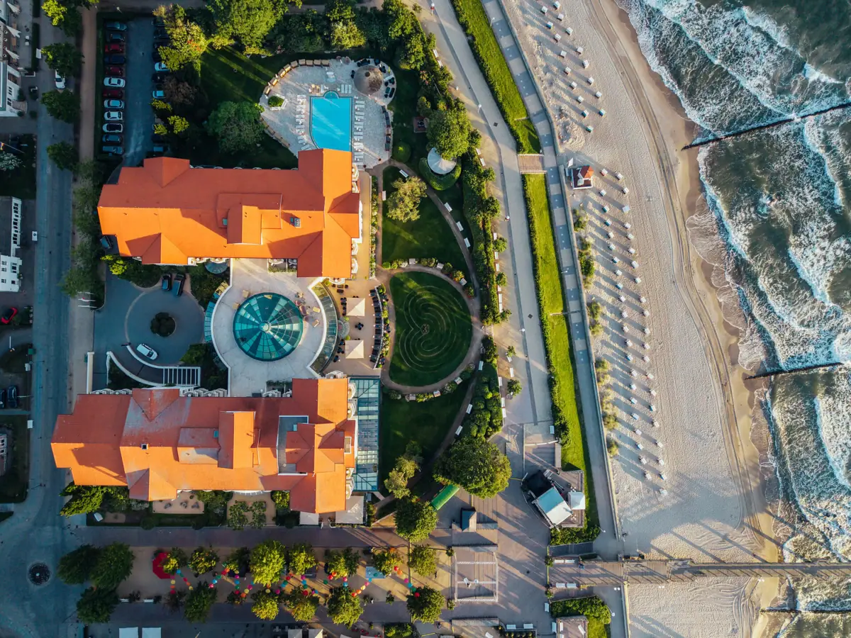 Blick auf das A-ROSA Ostseehotel Kühlungsborn von oben