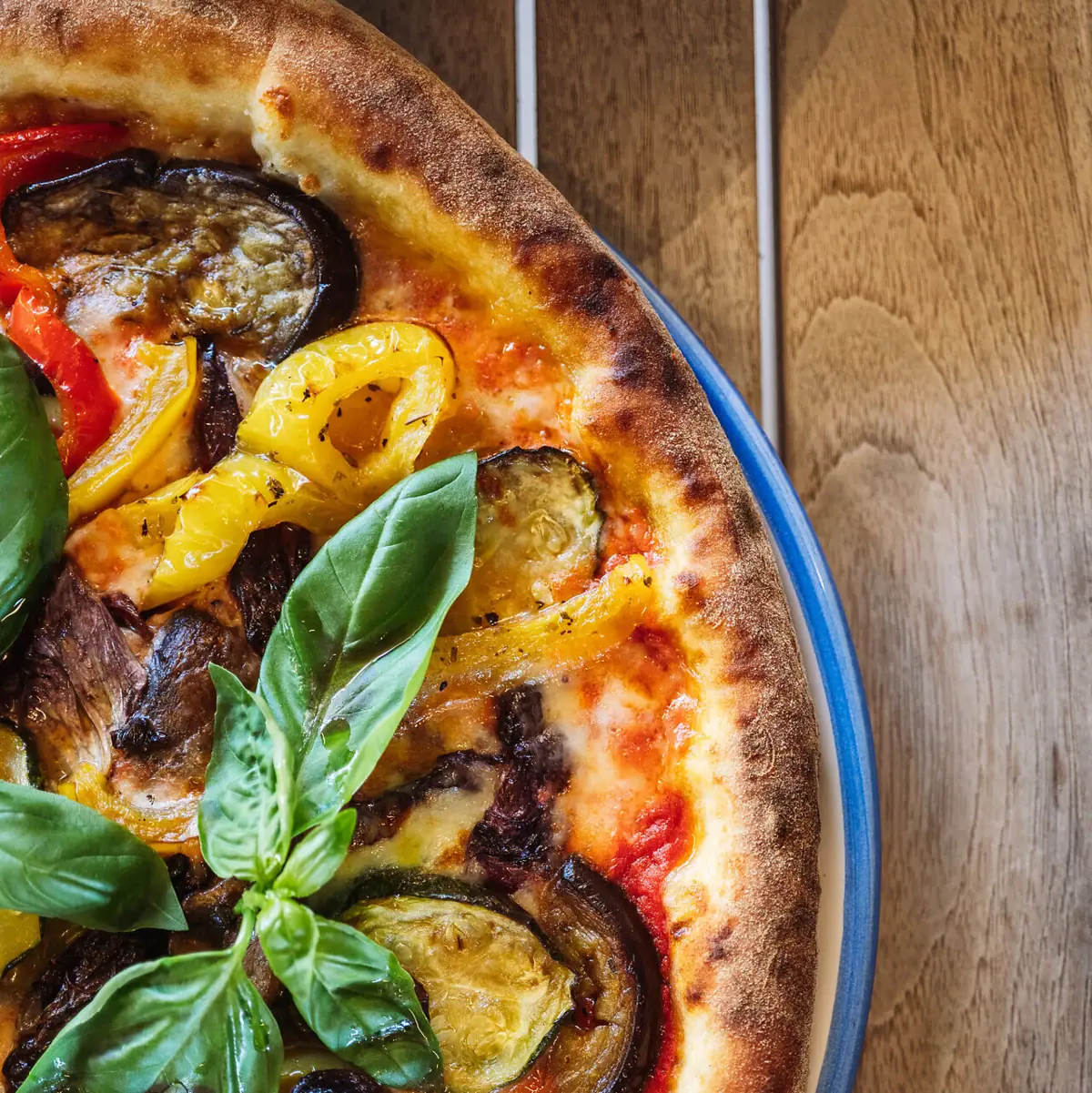 Pizza Gardasee Pizza mit Gemüse darauf