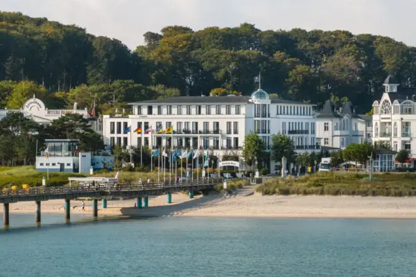 Cerem am Meer Das Ceres am Meer in Binz auf Rügen direkt am Strand mit der Ostsee und der Seebrücke im Vordergrund.