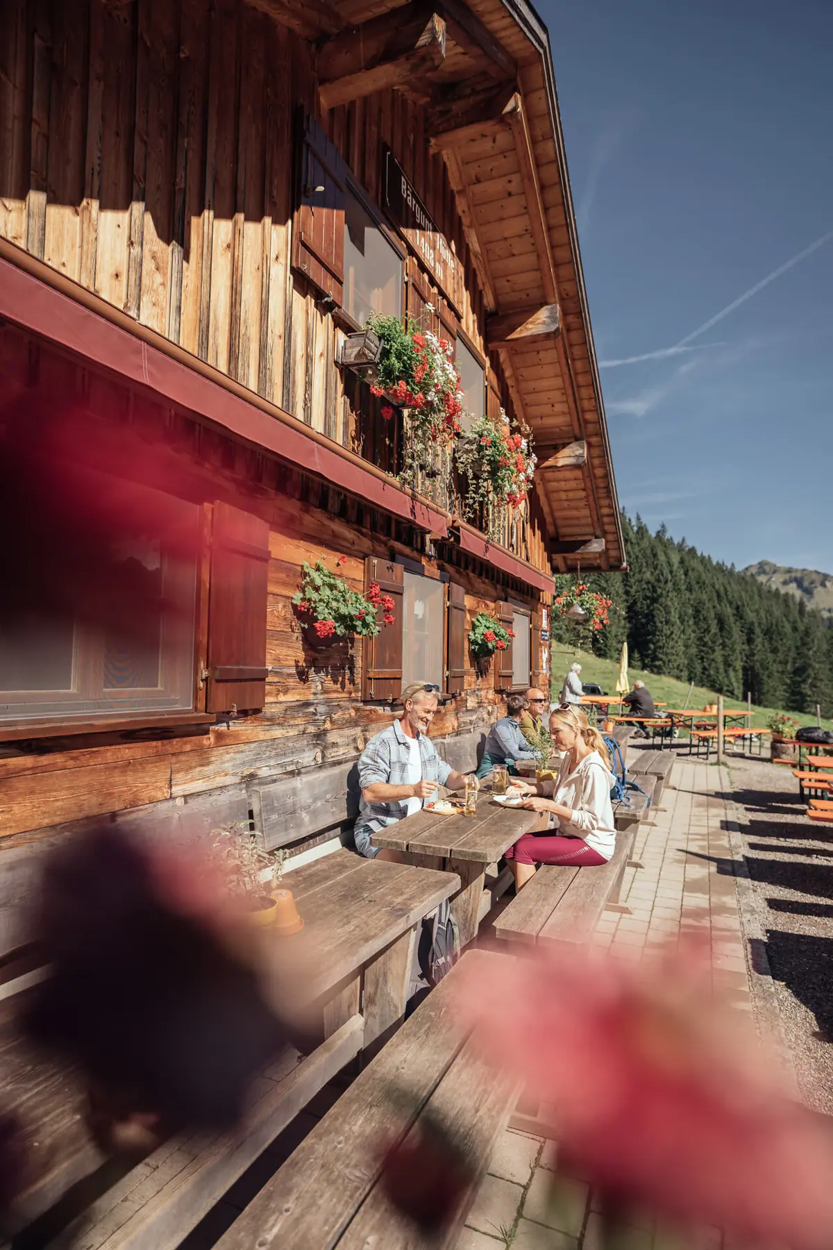 Bärgunthütte Menschen sitzen an einem Tisch vor der Bärgunthütte.