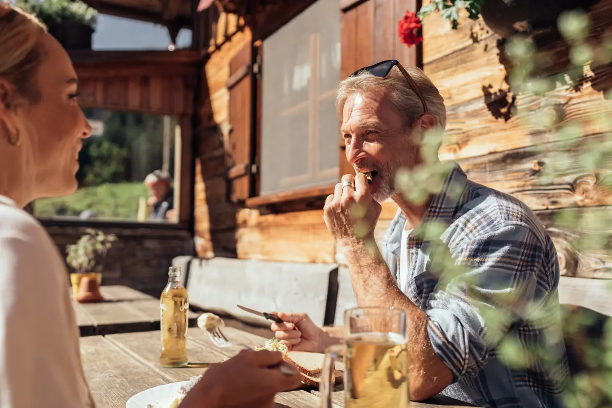 Einkehr in der Bärgunthütte Mann isst Essen an einem Tisch in der Bärgunthütte.