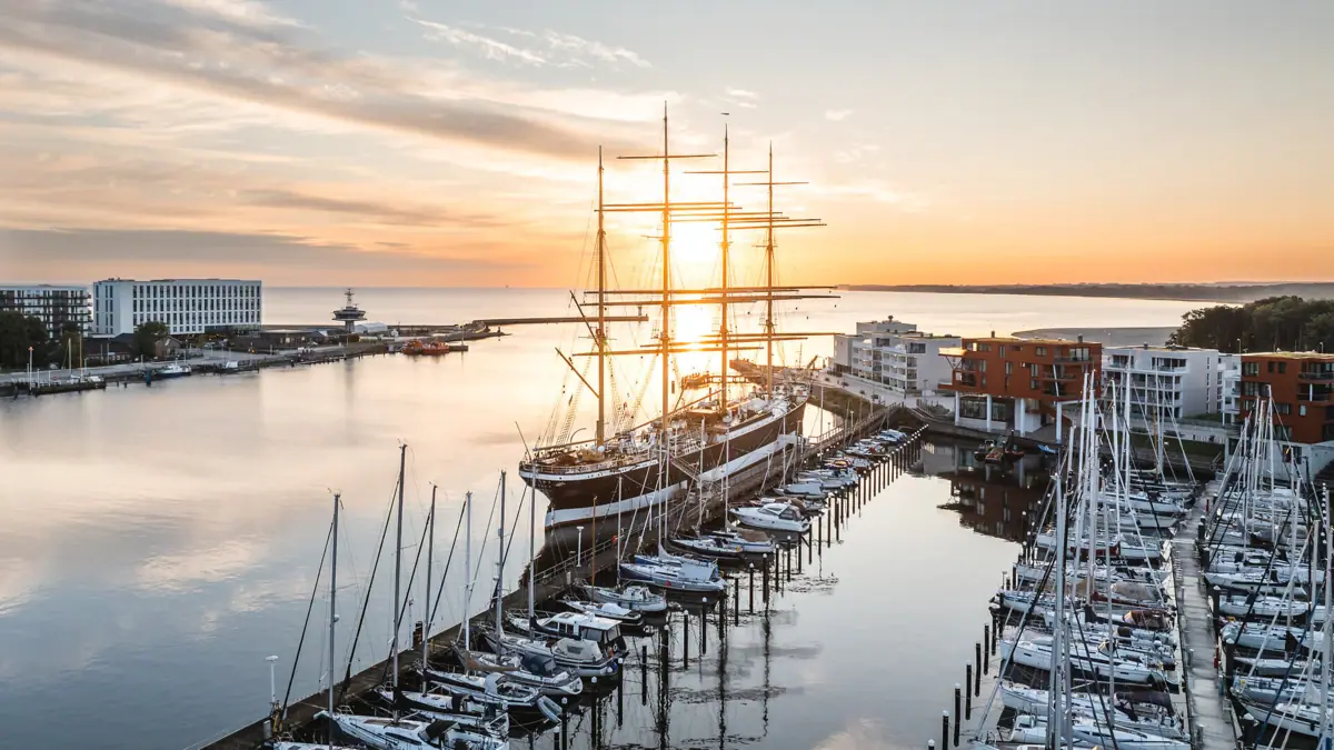 Travemünde Passat Das Segelschiff Passat in Travemünde bei Sonnenaufgang im Hafen.