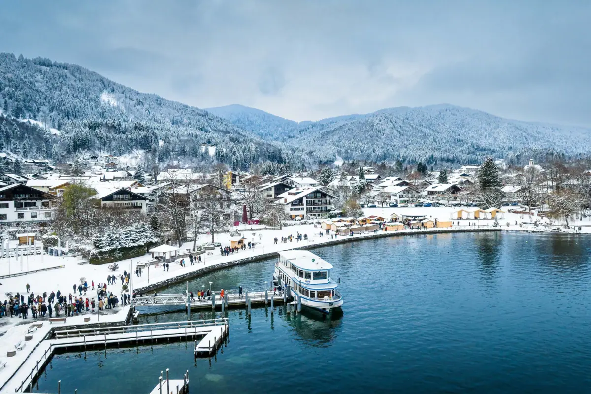 Tegernsee Weihnachtsmarkt Schiff Boot auf dem Wasser unter bewölktem Himmel