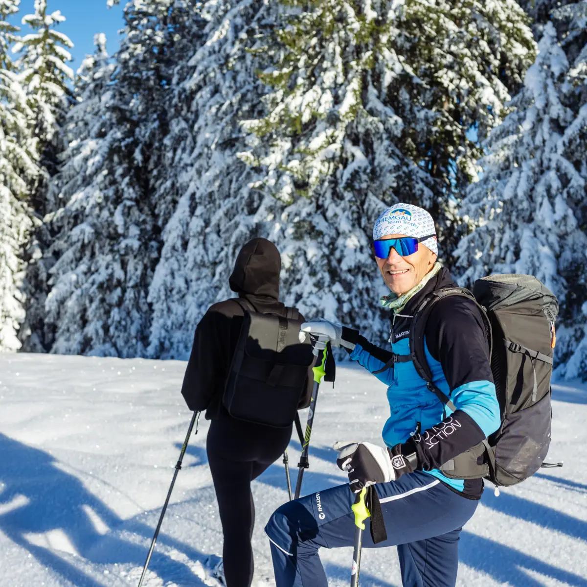 Walter Schneeschuhwanderung Der Bergführer Walter in Ruhpolding und eine Frau auf Schneeschuhen im Schnee bei einer Tour in Ruhpolding.