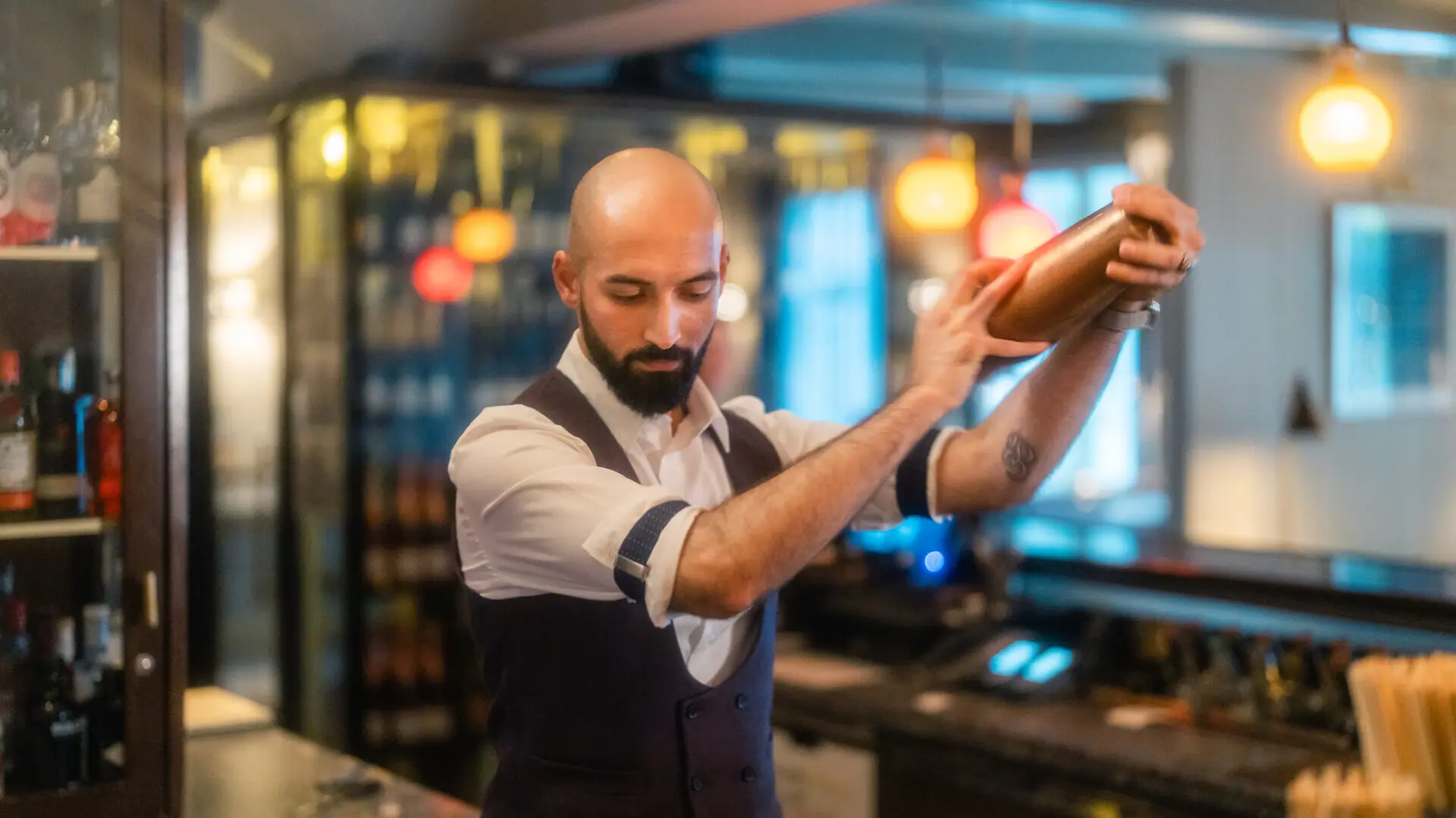 Barkeeper Louis C. Jacob Der Barkeeper im Louis C. Jacob Hotel Hamburg hält einen Shaker.