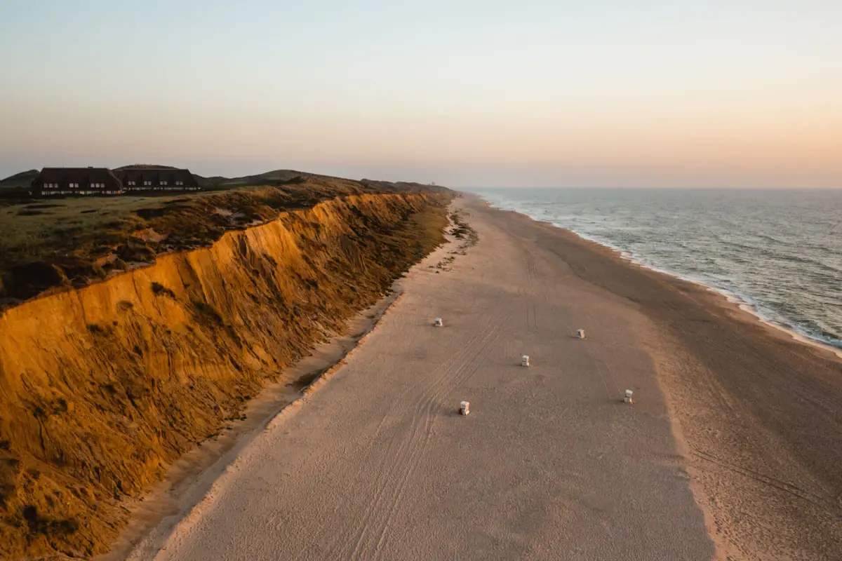 Rotes Kliff Sylt Das Rote Kliff auf Sylt bei Sonnenuntergang mit dem Strand und der Nordsee.