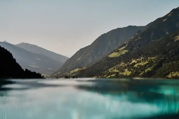 Ausblick auf die Berge Ein Gewässer mit Bergen im Hintergrund.