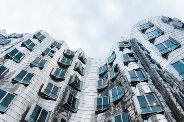 Düsseldorf Gebäude Ein geschwungenes Gebäude in Düsseldorf mit vielen Fenstern.