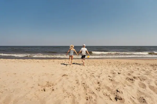Usedom mit Kindern Zwei Kinder am Strand