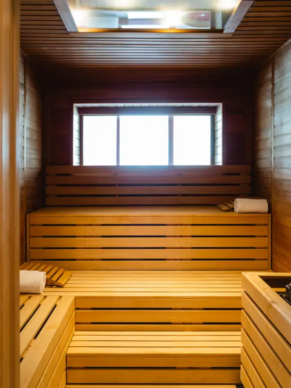 Sauna im A-ROSA Travemünde Holzsauna mit Fenster