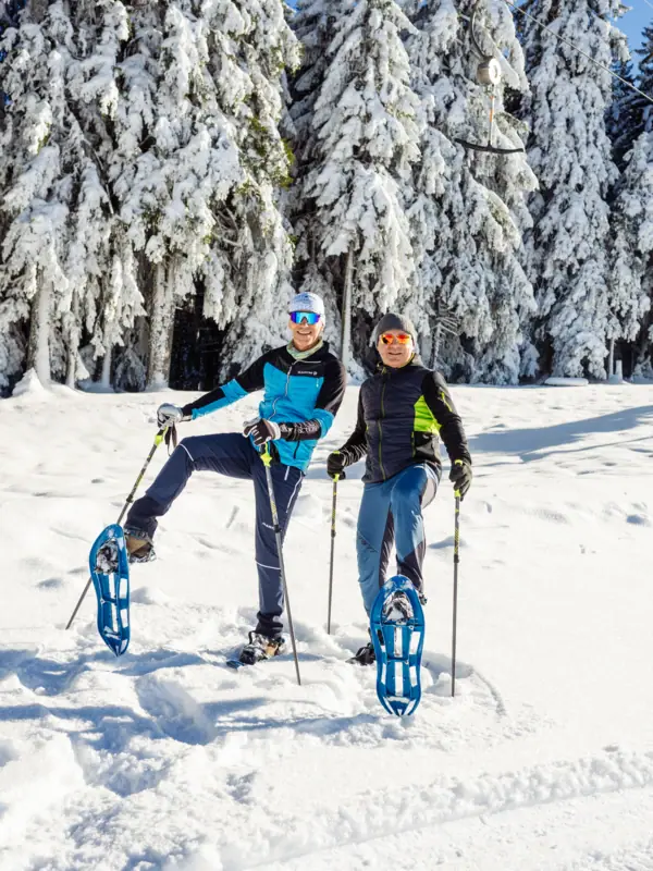 Schneeschuhwanderung Zwei Personen in Schneeschuhen posieren im Schnee.