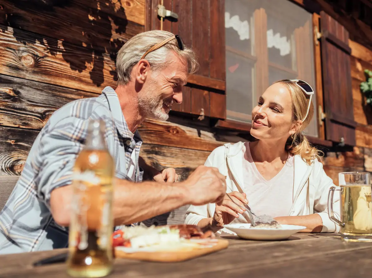 Bärgunthütte Ein Mann und eine Frau essen an einem Tisch in der Bärgunthütte.