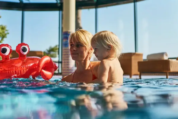 Pool im aja Bansin Eine Frau und ein Kind in einem Schwimmbecken.