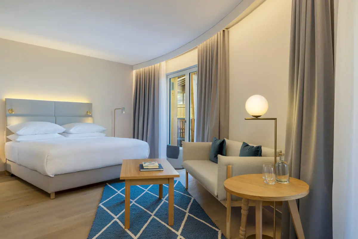 Zimmer im A-ROSA Hotel Tegernsee Ein Zimmer mit einem Bett und einem Sofa.