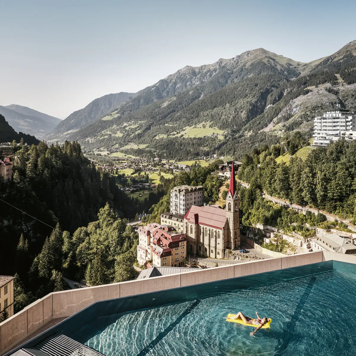 Pool im Urban Nature Bad Gastein Ein Pool auf dem Dach eines Hotels.