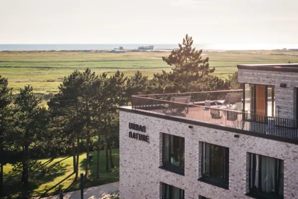 Urban Nature Hotel St. Peter-Ording Urlaub am Wattenmeer im Urban Nature Hotel in St. Peter-Ording mit einer großen Dachterrasse und Blick auf die Salzwiesen und die Nordsee.