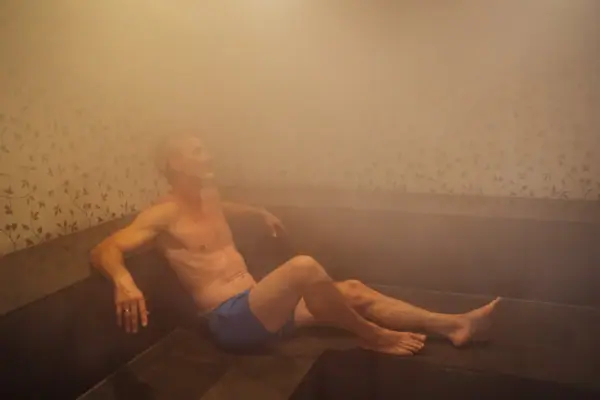 SPA-ROSA Dampfbad Ein Mann sitzt in einem Dampfbad.