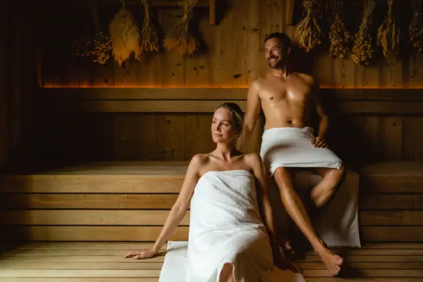 Sauna im SPA-ROSA Sylt Ein Mann und eine Frau in einer Sauna.