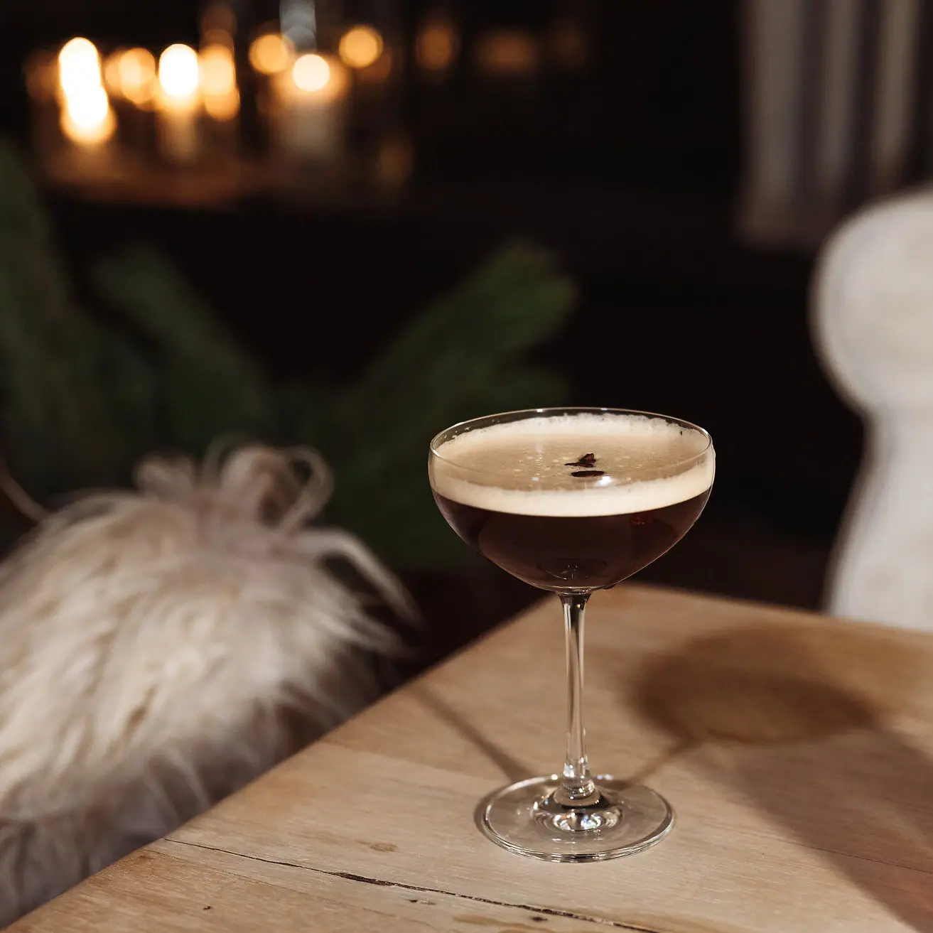 Espresso Martini Ein Glas mit Espresso Martini auf einem Tisch.