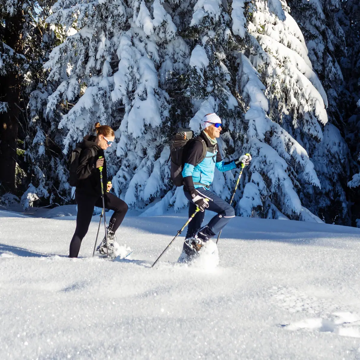Schneeschuhwanderung aja Ruhpolding Zwei Perosnen wandern durch dichten Schnee