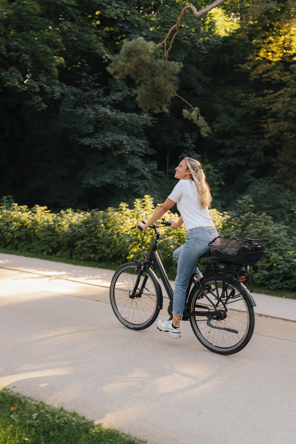 Fahrradtour Eine Frau fährt Fahrrad auf Usedom.