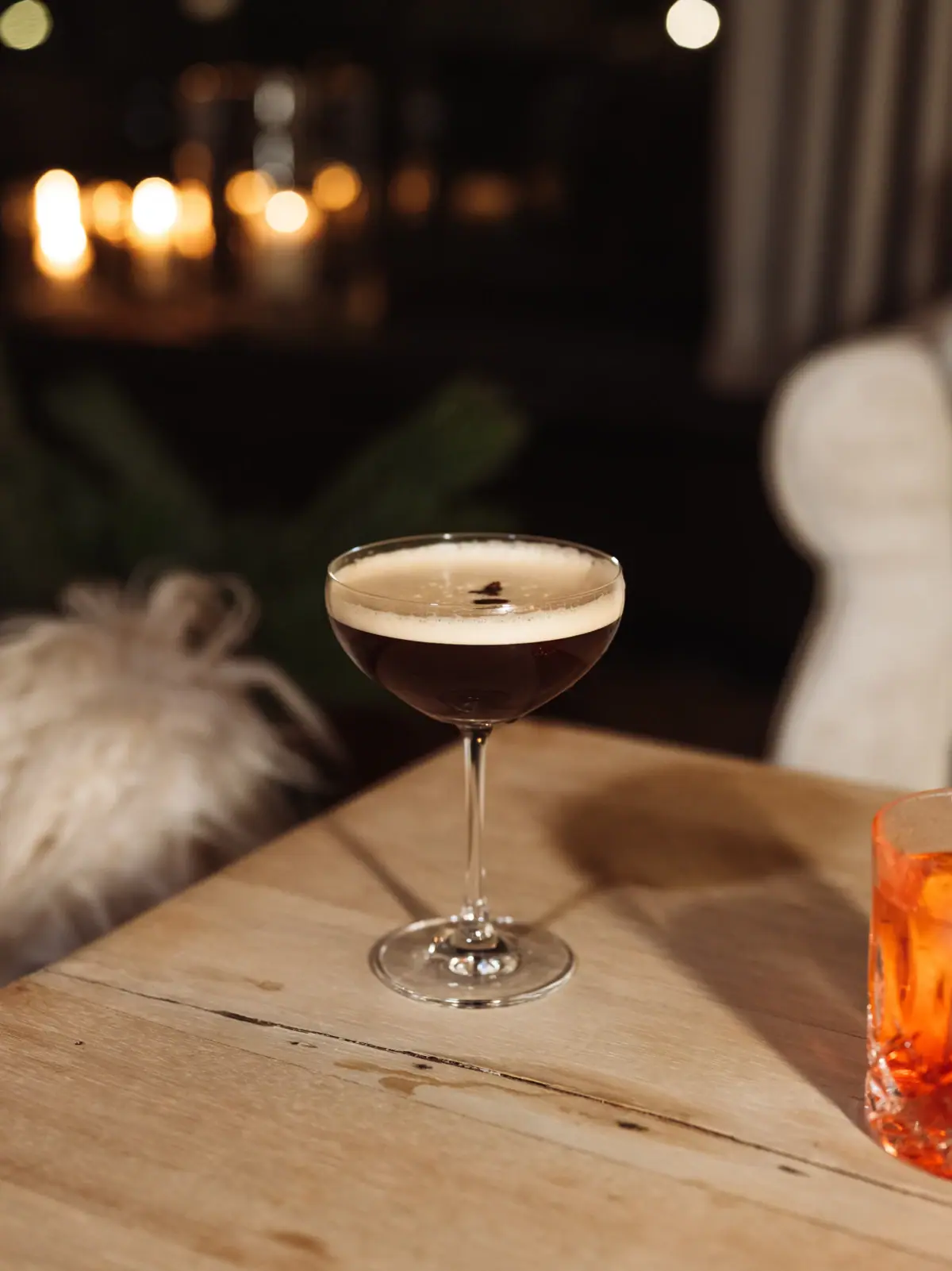 Hotelbars Ein Glas mit einem Getränk auf einem Tisch.