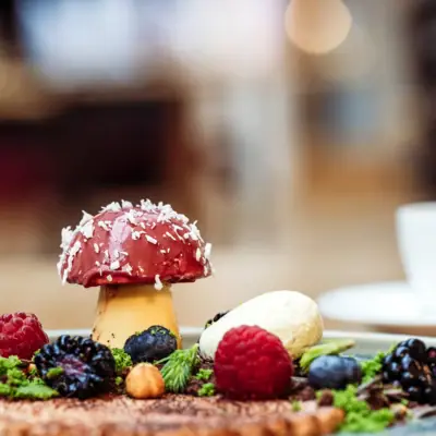 Harzer Deessert Food-Bild mit einem Pilz aus Mousse