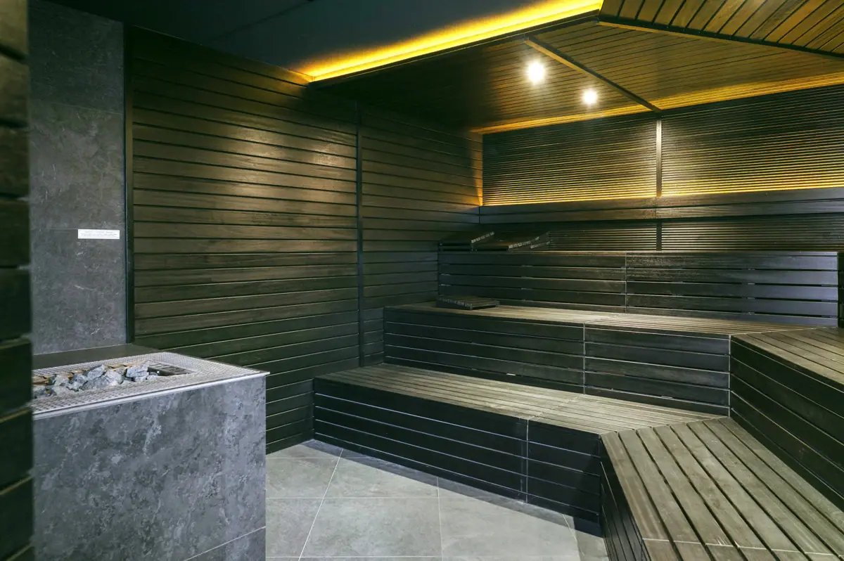 Finnische Sauna SPA-ROSA Gardasee Finnische Sauna mit dunklem Holz.