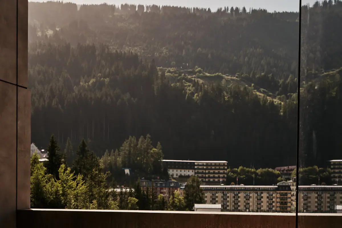 Abendsonne Eine Frau liegt auf einem Stuhl im Freien.