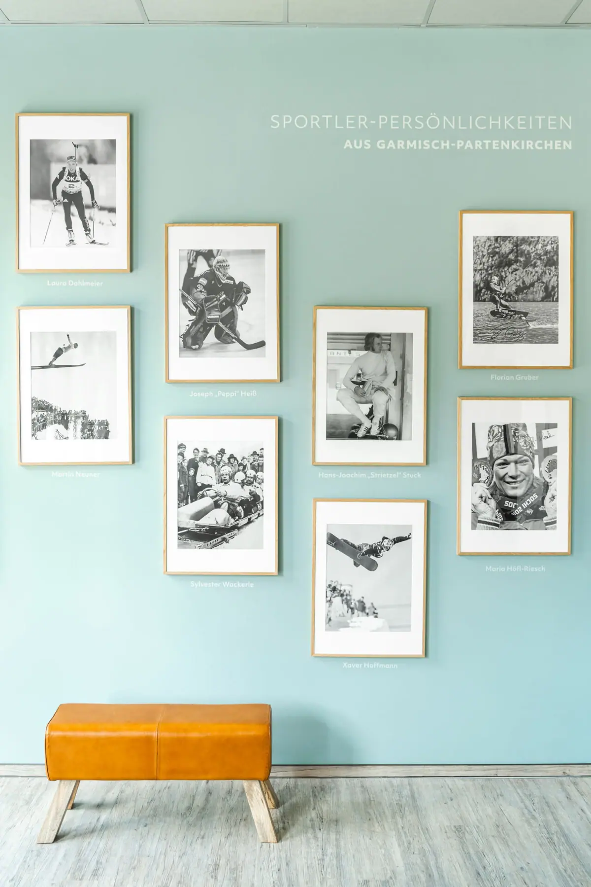 Fitnessraum Sportler Eine Wand mit Bilderrahmen im Fitnessraum vom aja Garmisch-Partenkirchen.