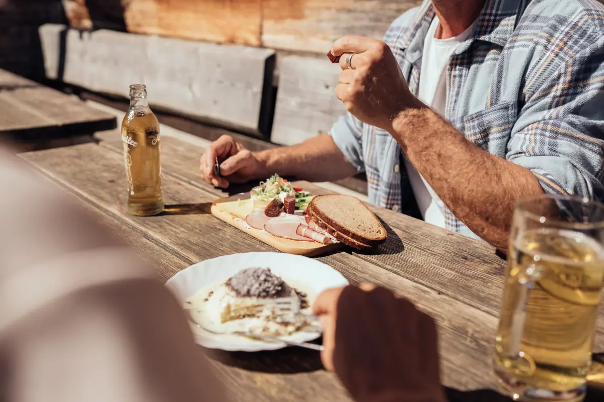 Einkehr in der Bärgunthütte Ein Mann isst Essen an einem Tisch in der Bärgunthütte.
