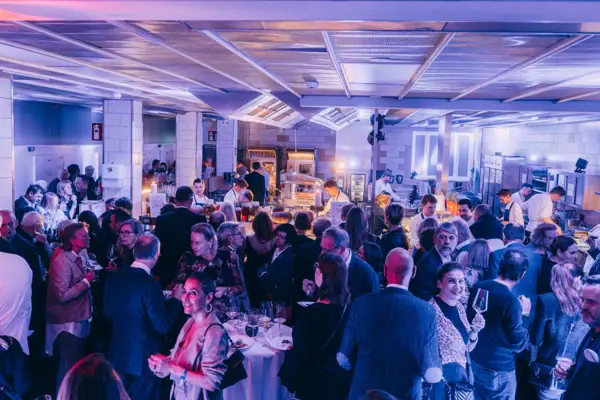 Küchenparty Louis C. Jacob Eine Küchenparty im Louis C. Jacob Hotel in Hamburg mit vielen Menschen und stimmungsvollem Licht in der großen Hotelküche.