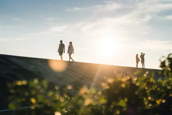 Spaziergang Eine Gruppe von Menschen wandert auf dem Deich von St. Peter-Ording.