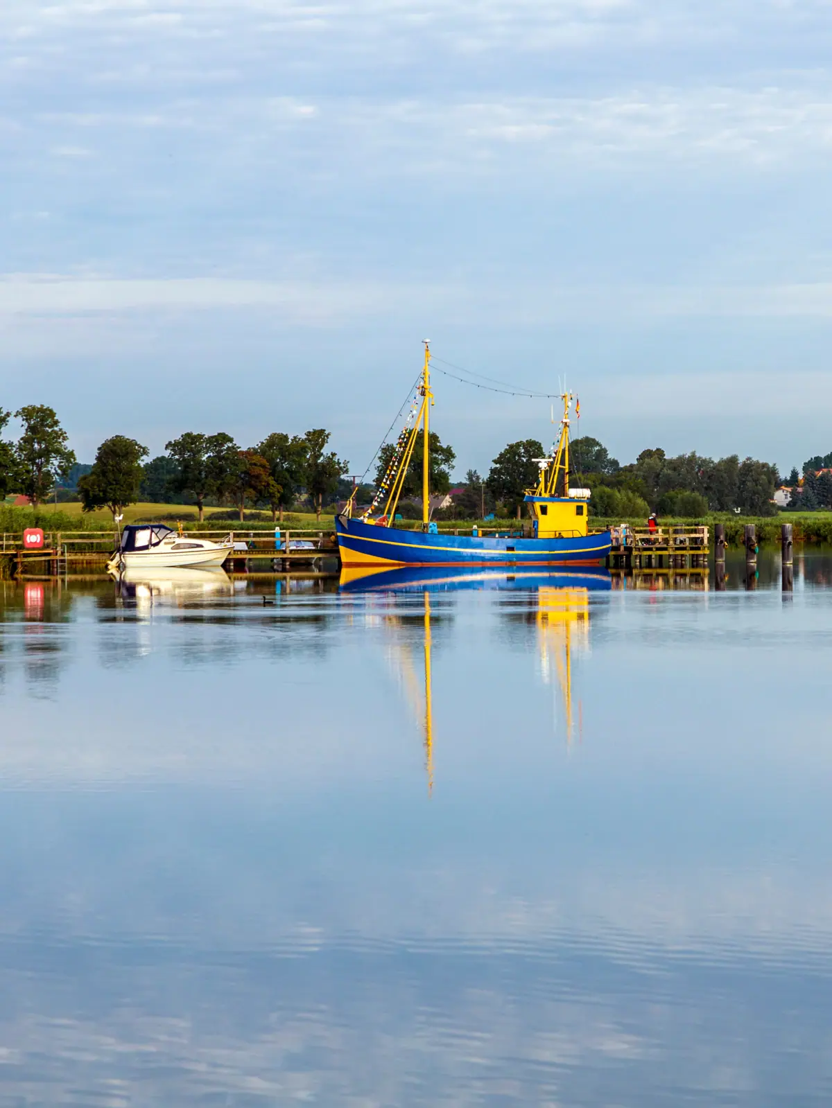 Achterwasser Ein Boot auf dem Achterwasser auf Usedom unter einem bewölkten Himmel.