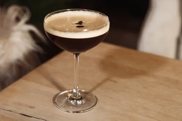 Ein Glas mit Espresso Martini auf einem Tisch.