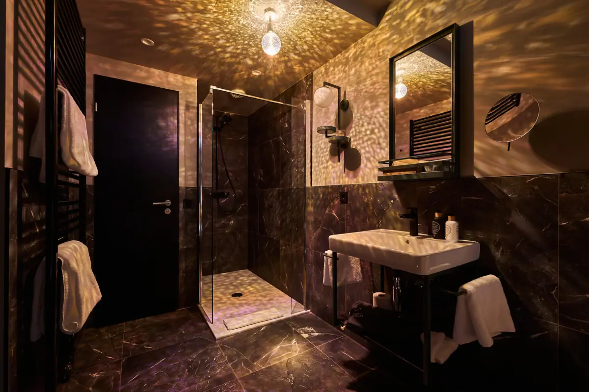 Zimmer im Urban Nature St. Peter-Ording Ein Badezimmer mit Dusche und Waschbecken.