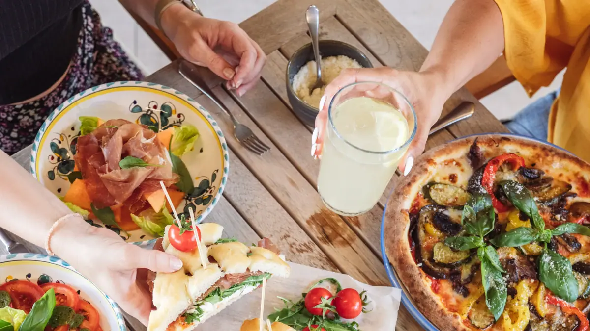 Rezept Ein Tisch voller verschiedener Speisen.