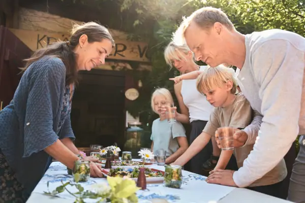 Familienworkshop im aja Bansin Eine Gruppe von Menschen um einen Tisch.