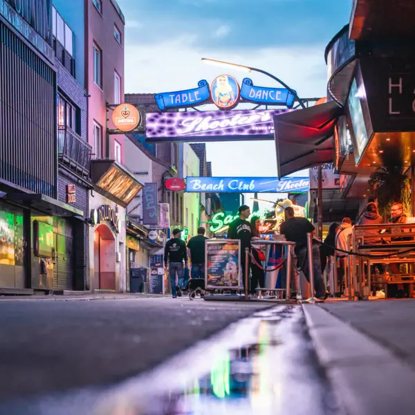 Reeperbahn Hamburg Eine Gruppe von Menschen auf der Reeperbahn bei Nacht.
