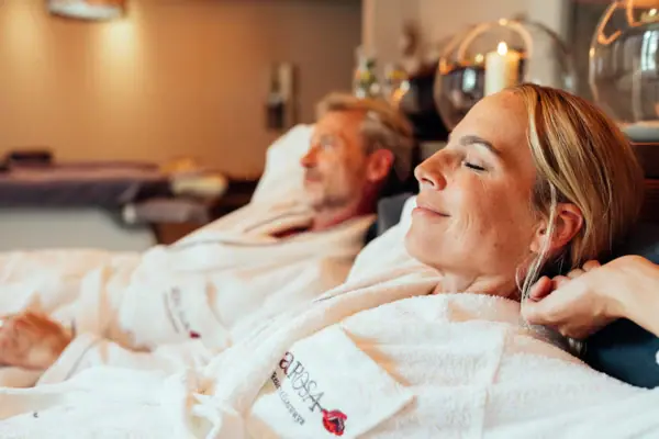 A-ROSA Wellnesshotels Ein Päärchen liegt auf einer Lige im SPA Bereich der A-ROSA Wellness-Hotels.