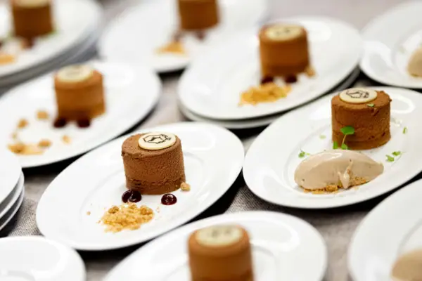 Küchenparty im A-ROSA Ifen Hotel Eine Gruppe von Tellern mit Desserts.