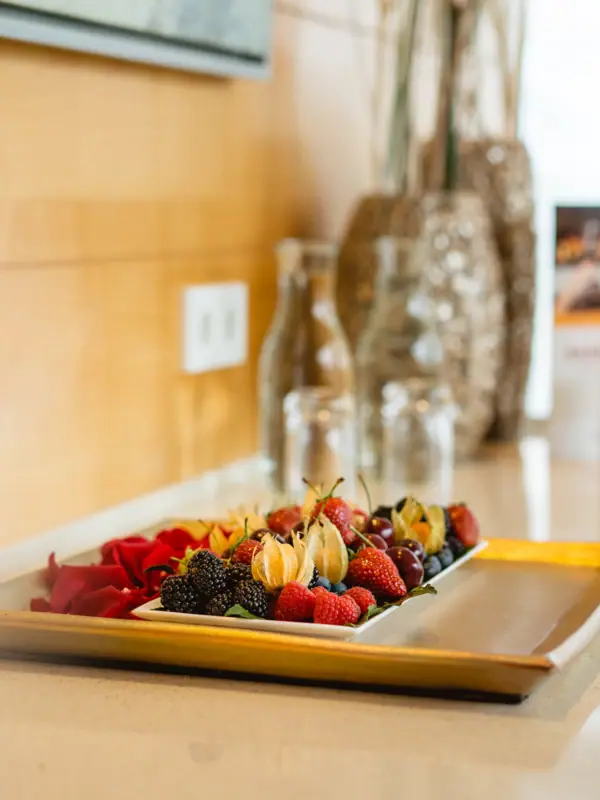Spa Suite im A-ROSA Travemünde Ein Tablett mit Obst auf einer Anrichte.
