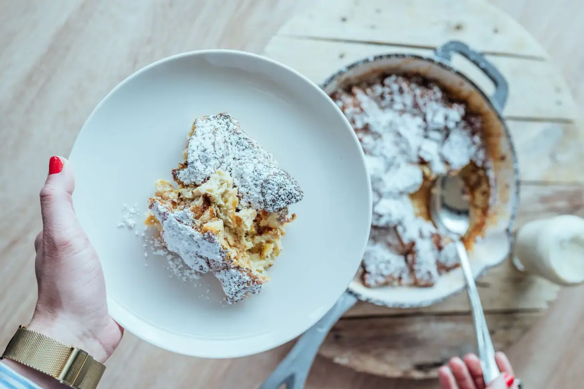 Franzbrötchen-Auflauf Ein Teller mit einem Dessert, bestreut mit Puderzucker.